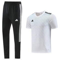Adidas Set aus T-Shirt + weißer Hose - VENI Fußball