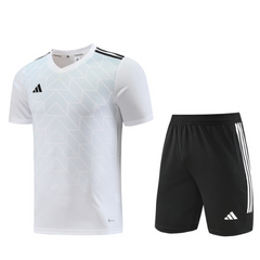 txt
Adidas Set aus weißem und schwarzem Trikot + Shorts - VENI Fußball