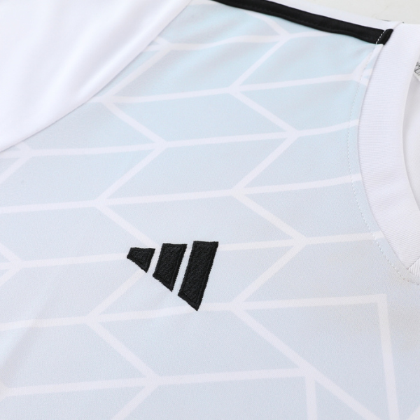 Adidas-Set T-Shirt + Shorts in Weiß und Schwarz - VENI Fußball