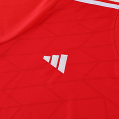 alt
Adidas-Set aus T-Shirt + Shorts in Rot und Schwarz - VENI Fußball
